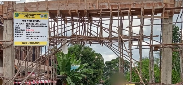 Pemerintah Desa Tanah Abang Selatan Realisasikan Pembangunan Gapura