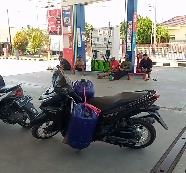 SPBU Desa Pegagan Losarang Diduga Layani Penjualan BBM Menggunakan Jerigen