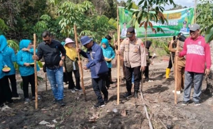 Polsek Penukal Utara Dukung Ketahanan Pangan Melalui Penanaman Jagung di Desa Prabumenang