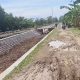 Jalan Akses Pertanian Desa Sumbon Kroya Rusak Parah Akibat Proyek Senderan Sungai Cipanas