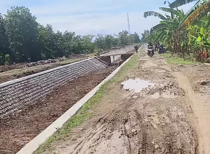 Jalan Akses Pertanian Desa Sumbon Kroya Rusak Parah Akibat Proyek Senderan Sungai Cipanas