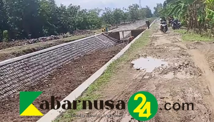 Jalan Akses Pertanian Desa Sumbon Kroya Rusak Parah Akibat Proyek Senderan Sungai Cipanas