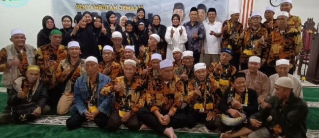 Bupati Asgianto ST, Sambut Jama'ah Umroh Asal PALI di Bandara Sultan Mahmud Badaruddin II Palembang