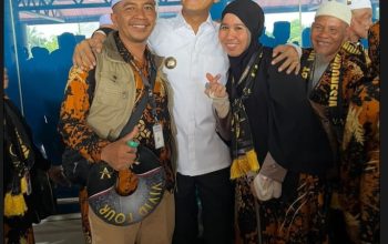 Bupati Asgianto ST, Sambut Jama’ah Umroh Asal PALI di Bandara Sultan Mahmud Badaruddin II Palembang