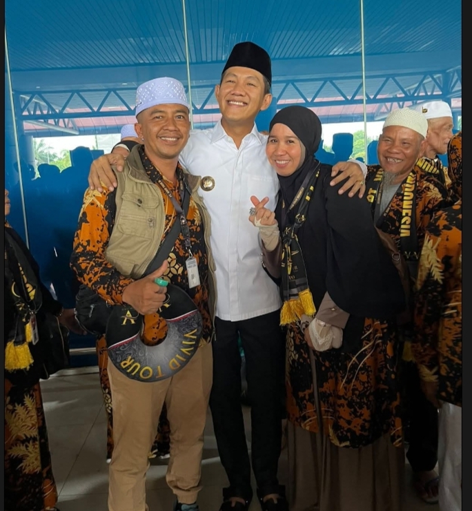 Bupati Asgianto ST, Sambut Jama'ah Umroh Asal PALI di Bandara Sultan Mahmud Badaruddin II Palembang