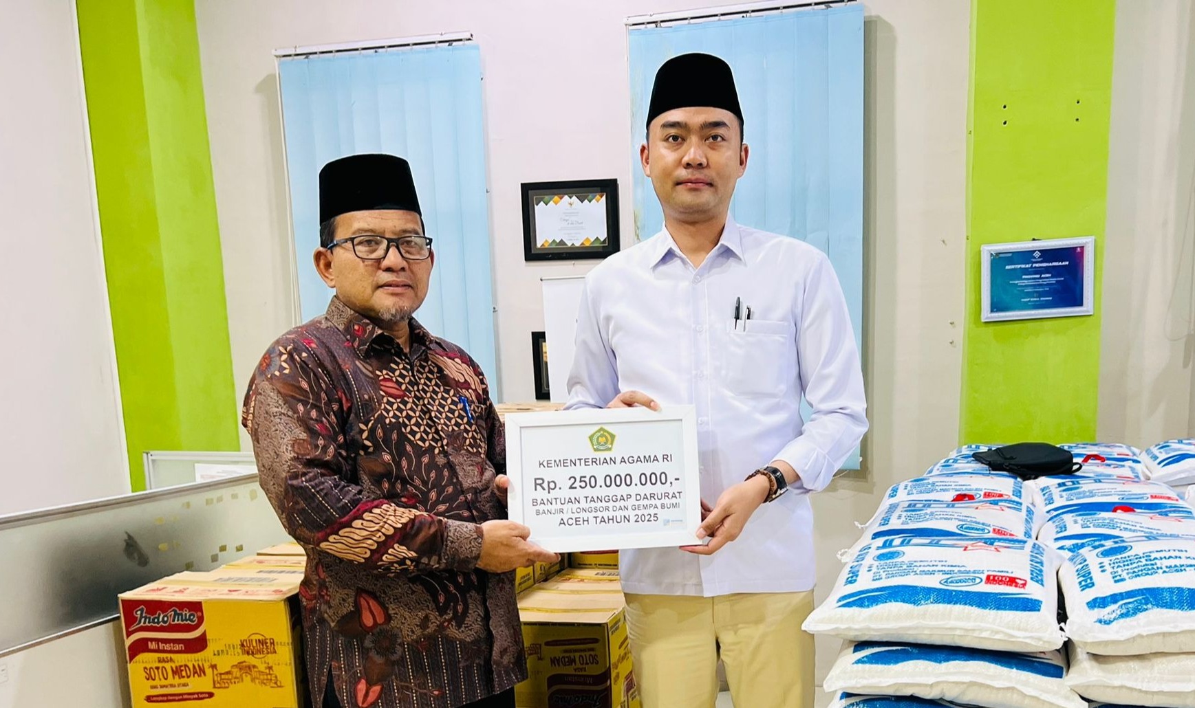 Peduli Warga Terdampak Banjir di Aceh, Kemenag Serahkan Bantuan Rp250 Juta
