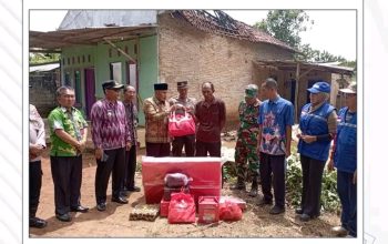 Bupati  Dan Wakil Bupati Salurkan  Bantuan  Untuk Korban  Kebakaran  Di Desa Wonomarto