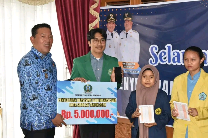 Pemko Sibolga Serahkan 200 Beasiswa Pendidikan untuk Mahasiswa Tahun 2025