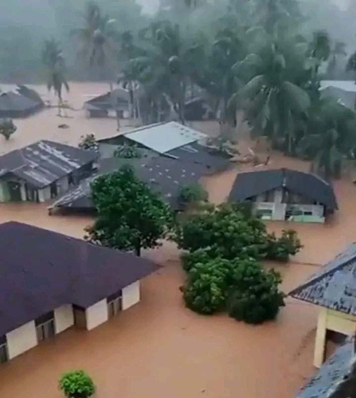 Tapanuli Tengah Dilanda Banjir Besar, Sirene Bendungan Dibunyikan 5 Kali — Warga Terjebak, Bantuan Dinilai Lambat