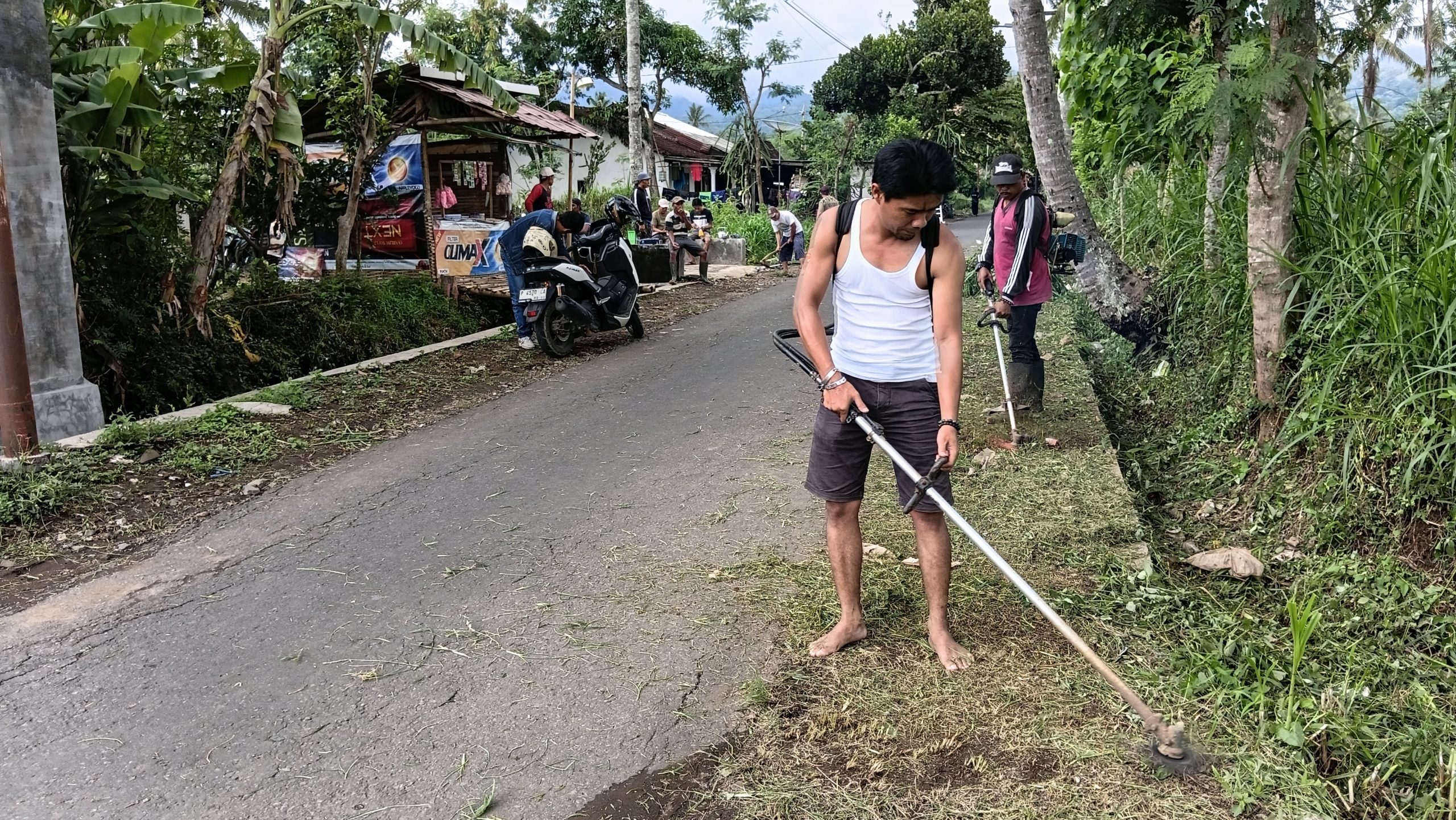 Desa Gunungsari Kecamatan Maesan Gelar Giat Bersih-Bersih Rutin Setiap Jumat Berkah