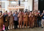 Bupati dan Wakil Bupati Bondowoso Tinjau Penyaluran BLT DBHCHT Tahap II di Pabrik Rokok Dua Putri Ratu
