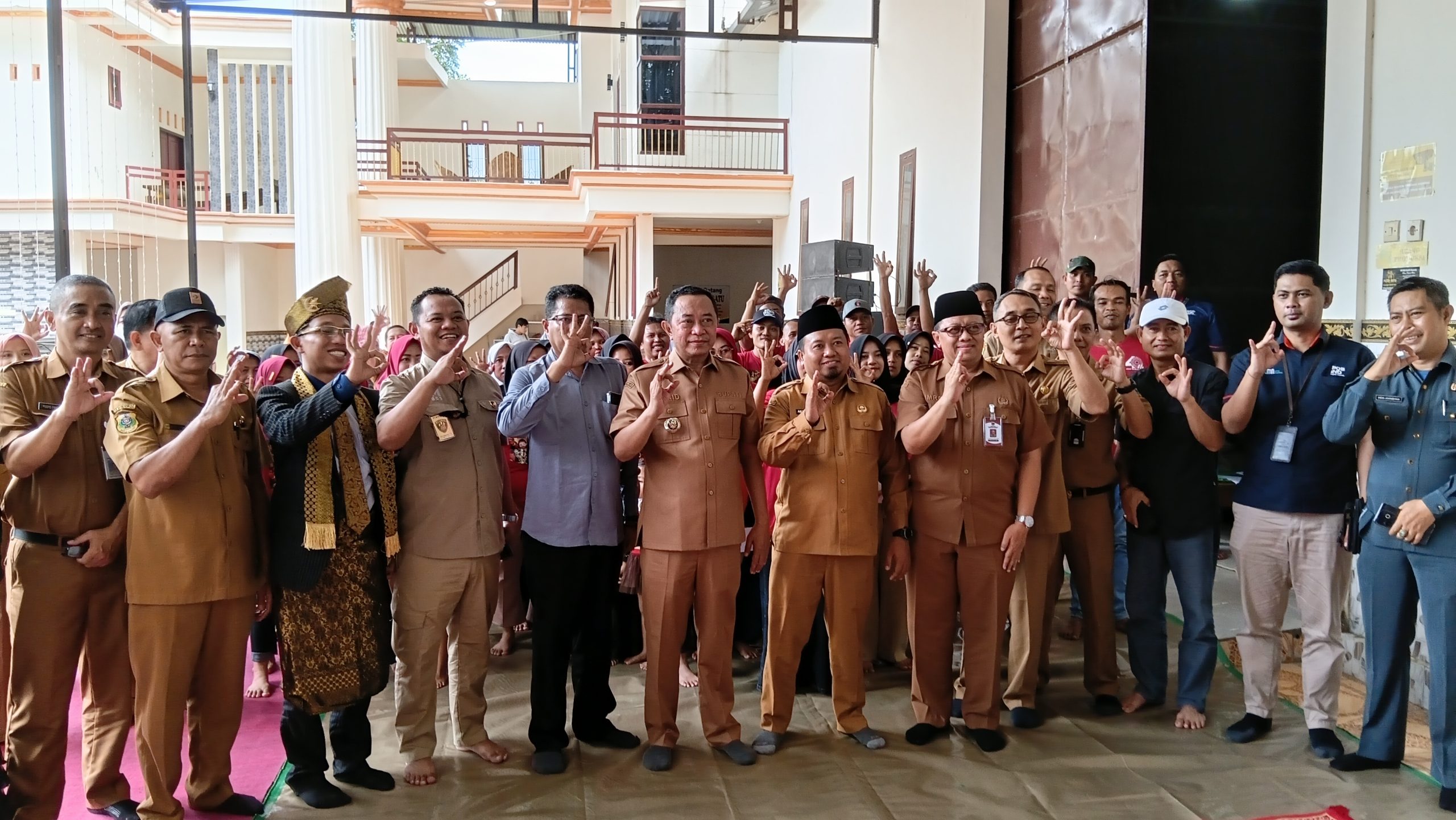 Bupati dan Wakil Bupati Bondowoso Tinjau Penyaluran BLT DBHCHT Tahap II di Pabrik Rokok Dua Putri Ratu