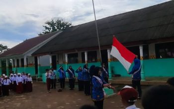 Semangat  Pahlawan  Di SD Neger 1 Cempaka; Guru Dan Staff Jadi Petugas Upacara
