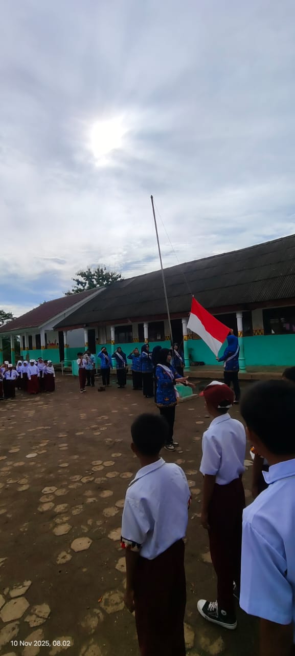Semangat Pahlawan Di SD Neger 1 Cempaka; Guru Dan Staff Jadi Petugas Upacara