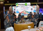 Bupati dan Wakil Bupati Gaungkan Kopi dan Pariwisata Lampung Utara pada Grand Opening Lampung Fest 2025 Pemerintah Kabupaten Lampung Utara menegaskan komitmen penuh pada penguatan sektor kopi dan pariwisata daerah melalui kehadiran Bupati Dr. Ir. Hamartoni Ahadis, M.Si. dan Wakil Bupati Romli, S.Kom., S.H., M.H. pada Grand Opening Lampung Fest 2025 di PKOR Way Halim, 12 November 2025. Acara dibuka langsung oleh Gubernur Lampung bersama Wakil Gubernur serta jajaran Forkopimda Provinsi, menandai dimulainya rangkaian Lampung Fest yang mengusung tema “Coffee and Tourism”. Bupati dan Wakil Bupati hadir bersama Sekda Drs. H. Lekok, M.M., para Asisten, Pejabat Pimpinan Tinggi Pratama Pemkab. Lampung Utara, Forkopimda Kabupaten dan para Camat. Kehadiran tersebut menjadi bentuk dukungan penuh terhadap pengembangan kopi dan pariwisata sebagai kekuatan ekonomi baru daerah. Pada kesempatan itu, Bupati Hamartoni menegaskan bahwa Lampung Utara memiliki potensi kopi berkualitas yang harus terus ditonjolkan di tingkat provinsi. Pemkab. Lampung Utara turut menjajakan produk kopi unggulan sebagai bentuk promosi kepada masyarakat luas dan pelaku industri. Selain kopi, Lampung Utara juga menampilkan kekayaan budaya daerah. Tari Bedayo Abung Siwo Migo tampil sebagai opening performance, memukau pengunjung dan memperlihatkan bahwa Lampung Utara bukan hanya penghasil kopi tetapi juga memiliki warisan budaya kuat sebagai daya tarik wisata. Dalam rangkaian kegiatan pembukaan, Gubernur Lampung turut mengunjungi Anjungan Lampung Utara. Gubernur memberikan apresiasi atas kesiapan serta tampilan yang disajikan dan menyebut bahwa partisipasi Lampung Utara menjadi bagian penting dalam menyukseskan penyelenggaraan Lampung Fest 2025. Wakil Bupati Romli menyampaikan bahwa Lampung Fest menjadi ruang strategis untuk memperkuat jejaring promosi daerah. Ia berharap potensi kopi serta destinasi pariwisata Lampung Utara semakin dikenal dan memberi dampak ekonomi bagi masyarakat. Pemkab Lampung Utara akan terus mendorong inovasi, kolaborasi dan promosi lintas sektor agar kopi dan pariwisata daerah semakin berdaya saing dan membawa manfaat nyata bagi pembangunan daerah.