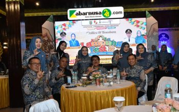 Bupati dan Wakil Bupati Gaungkan Kopi dan Pariwisata Lampung Utara pada Grand Opening Lampung Fest 2025  Pemerintah Kabupaten Lampung Utara menegaskan komitmen penuh pada penguatan sektor kopi dan pariwisata daerah melalui kehadiran Bupati Dr. Ir. Hamartoni Ahadis, M.Si. dan Wakil Bupati Romli, S.Kom., S.H., M.H. pada Grand Opening Lampung Fest 2025 di PKOR Way Halim, 12 November 2025.  Acara dibuka langsung oleh Gubernur Lampung bersama Wakil Gubernur serta jajaran Forkopimda Provinsi, menandai dimulainya rangkaian Lampung Fest yang mengusung tema “Coffee and Tourism”.  Bupati dan Wakil Bupati hadir bersama Sekda Drs. H. Lekok, M.M., para Asisten, Pejabat Pimpinan Tinggi Pratama Pemkab. Lampung Utara, Forkopimda Kabupaten dan para Camat. Kehadiran tersebut menjadi bentuk dukungan penuh terhadap pengembangan kopi dan pariwisata sebagai kekuatan ekonomi baru daerah.  Pada kesempatan itu, Bupati Hamartoni menegaskan bahwa Lampung Utara memiliki potensi kopi berkualitas yang harus terus ditonjolkan di tingkat provinsi. Pemkab. Lampung Utara turut menjajakan produk kopi unggulan sebagai bentuk promosi kepada masyarakat luas dan pelaku industri.  Selain kopi, Lampung Utara juga menampilkan kekayaan budaya daerah. Tari Bedayo Abung Siwo Migo tampil sebagai opening performance, memukau pengunjung dan memperlihatkan bahwa Lampung Utara bukan hanya penghasil kopi tetapi juga memiliki warisan budaya kuat sebagai daya tarik wisata.  Dalam rangkaian kegiatan pembukaan, Gubernur Lampung turut mengunjungi Anjungan Lampung Utara. Gubernur memberikan apresiasi atas kesiapan serta tampilan yang disajikan dan menyebut bahwa partisipasi Lampung Utara menjadi bagian penting dalam menyukseskan penyelenggaraan Lampung Fest 2025.  Wakil Bupati Romli menyampaikan bahwa Lampung Fest menjadi ruang strategis untuk memperkuat jejaring promosi daerah. Ia berharap potensi kopi serta destinasi pariwisata Lampung Utara semakin dikenal dan memberi dampak ekonomi bagi masyarakat.  Pemkab Lampung Utara akan terus mendorong inovasi, kolaborasi dan promosi lintas sektor agar kopi dan pariwisata daerah semakin berdaya saing dan membawa manfaat nyata bagi pembangunan daerah.