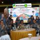 Bupati dan Wakil Bupati Gaungkan Kopi dan Pariwisata Lampung Utara pada Grand Opening Lampung Fest 2025 Pemerintah Kabupaten Lampung Utara menegaskan komitmen penuh pada penguatan sektor kopi dan pariwisata daerah melalui kehadiran Bupati Dr. Ir. Hamartoni Ahadis, M.Si. dan Wakil Bupati Romli, S.Kom., S.H., M.H. pada Grand Opening Lampung Fest 2025 di PKOR Way Halim, 12 November 2025. Acara dibuka langsung oleh Gubernur Lampung bersama Wakil Gubernur serta jajaran Forkopimda Provinsi, menandai dimulainya rangkaian Lampung Fest yang mengusung tema “Coffee and Tourism”. Bupati dan Wakil Bupati hadir bersama Sekda Drs. H. Lekok, M.M., para Asisten, Pejabat Pimpinan Tinggi Pratama Pemkab. Lampung Utara, Forkopimda Kabupaten dan para Camat. Kehadiran tersebut menjadi bentuk dukungan penuh terhadap pengembangan kopi dan pariwisata sebagai kekuatan ekonomi baru daerah. Pada kesempatan itu, Bupati Hamartoni menegaskan bahwa Lampung Utara memiliki potensi kopi berkualitas yang harus terus ditonjolkan di tingkat provinsi. Pemkab. Lampung Utara turut menjajakan produk kopi unggulan sebagai bentuk promosi kepada masyarakat luas dan pelaku industri. Selain kopi, Lampung Utara juga menampilkan kekayaan budaya daerah. Tari Bedayo Abung Siwo Migo tampil sebagai opening performance, memukau pengunjung dan memperlihatkan bahwa Lampung Utara bukan hanya penghasil kopi tetapi juga memiliki warisan budaya kuat sebagai daya tarik wisata. Dalam rangkaian kegiatan pembukaan, Gubernur Lampung turut mengunjungi Anjungan Lampung Utara. Gubernur memberikan apresiasi atas kesiapan serta tampilan yang disajikan dan menyebut bahwa partisipasi Lampung Utara menjadi bagian penting dalam menyukseskan penyelenggaraan Lampung Fest 2025. Wakil Bupati Romli menyampaikan bahwa Lampung Fest menjadi ruang strategis untuk memperkuat jejaring promosi daerah. Ia berharap potensi kopi serta destinasi pariwisata Lampung Utara semakin dikenal dan memberi dampak ekonomi bagi masyarakat. Pemkab Lampung Utara akan terus mendorong inovasi, kolaborasi dan promosi lintas sektor agar kopi dan pariwisata daerah semakin berdaya saing dan membawa manfaat nyata bagi pembangunan daerah.