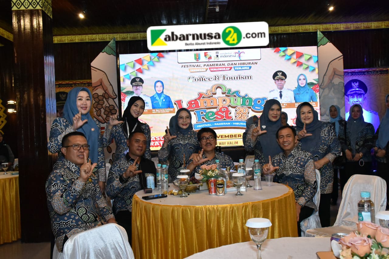 Bupati dan Wakil Bupati Gaungkan Kopi dan Pariwisata Lampung Utara pada Grand Opening Lampung Fest 2025 Pemerintah Kabupaten Lampung Utara menegaskan komitmen penuh pada penguatan sektor kopi dan pariwisata daerah melalui kehadiran Bupati Dr. Ir. Hamartoni Ahadis, M.Si. dan Wakil Bupati Romli, S.Kom., S.H., M.H. pada Grand Opening Lampung Fest 2025 di PKOR Way Halim, 12 November 2025. Acara dibuka langsung oleh Gubernur Lampung bersama Wakil Gubernur serta jajaran Forkopimda Provinsi, menandai dimulainya rangkaian Lampung Fest yang mengusung tema “Coffee and Tourism”. Bupati dan Wakil Bupati hadir bersama Sekda Drs. H. Lekok, M.M., para Asisten, Pejabat Pimpinan Tinggi Pratama Pemkab. Lampung Utara, Forkopimda Kabupaten dan para Camat. Kehadiran tersebut menjadi bentuk dukungan penuh terhadap pengembangan kopi dan pariwisata sebagai kekuatan ekonomi baru daerah. Pada kesempatan itu, Bupati Hamartoni menegaskan bahwa Lampung Utara memiliki potensi kopi berkualitas yang harus terus ditonjolkan di tingkat provinsi. Pemkab. Lampung Utara turut menjajakan produk kopi unggulan sebagai bentuk promosi kepada masyarakat luas dan pelaku industri. Selain kopi, Lampung Utara juga menampilkan kekayaan budaya daerah. Tari Bedayo Abung Siwo Migo tampil sebagai opening performance, memukau pengunjung dan memperlihatkan bahwa Lampung Utara bukan hanya penghasil kopi tetapi juga memiliki warisan budaya kuat sebagai daya tarik wisata. Dalam rangkaian kegiatan pembukaan, Gubernur Lampung turut mengunjungi Anjungan Lampung Utara. Gubernur memberikan apresiasi atas kesiapan serta tampilan yang disajikan dan menyebut bahwa partisipasi Lampung Utara menjadi bagian penting dalam menyukseskan penyelenggaraan Lampung Fest 2025. Wakil Bupati Romli menyampaikan bahwa Lampung Fest menjadi ruang strategis untuk memperkuat jejaring promosi daerah. Ia berharap potensi kopi serta destinasi pariwisata Lampung Utara semakin dikenal dan memberi dampak ekonomi bagi masyarakat. Pemkab Lampung Utara akan terus mendorong inovasi, kolaborasi dan promosi lintas sektor agar kopi dan pariwisata daerah semakin berdaya saing dan membawa manfaat nyata bagi pembangunan daerah.