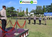 Apel Gelar Pasukan Oprasi Zebra Krakatau 2025 Resmi Dimulai, Fokuskan Penindakan 8 Pelanggaran Utama Lampung Utara - Polres Lampung Utara secara resmi menggelar Apel Gelar Pasukan Operasi Zebra Krakatau 2025 pada Senin (17/11)25). Kegiatan yang berlangsung di halaman Mapolres Lampung Utara ini menjadi tanda dimulainya operasi kepolisian terpusat yang akan berlangsung selama dua pekan, mulai 17 hingga 30 November 2025, dengan fokus meningkatkan disiplin dan keselamatan berlalu lintas masyarakat. Upacara gelar pasukan dipimpin oleh Kapolres Lampung Utara AKBP Deddy Kurniawan dan dihadiri jajaran Forkopimda, pejabat utama dan diikuti oleh seluruh personel yang terlibat dalam operasi, termasuk perwakilan dari unsur TNI, Dinas Perhubungan, Satpol PP, Jasa Raharja serta berbagai elemen masyarakat. Dalam amanatnya, Kapolres Lampung Utara menyampaikan bahwa pelaksanaan Operasi Zebra tahun ini menitikberatkan pada langkah preventif, preemtif, dan penegakan hukum secara selektif prioritas. “Operasi Zebra Krakatau 2025 tidak hanya berfokus pada penindakan pelanggaran, tetapi juga mengedepankan edukasi kepada masyarakat. Keselamatan di jalan adalah tanggung jawab bersama. Kami berharap, melalui operasi ini, angka pelanggaran dan kecelakaan di Lampung Utara dapat ditekan secara signifikan,” tegas Kapolres. Operasi Zebra Krakatau 2025 mengutamakan penindakan terhadap pelanggaran lalu lintas yang dinilai paling sering menyebabkan kecelakaan. Di Polres Lampung Utara, terdapat delapan sasaran pelanggaran prioritas yaitu, Pengendara menggunakan handphone saat berkendara, Pengendara dalam pengaruh alkohol, Pengemudi di bawah umur, Pengendara yang melawan arus, Pengendara berboncengan lebih dari satu orang, Pengemudi melebihi batas kecepatan, Pengemudi tidak menggunakan helm atau safety belt dan Pengendara membawa muatan over dimension dan over load (ODOL). Pelanggaran-pelanggaran tersebut dinilai sebagai faktor pemicu kecelakaan paling tinggi, terutama di jalur utama Lampung Utara yang dikenal ramai dan dilintasi kendaraan berat. Kapolres Lampung Utara menyampaikan bahwa pihaknya akan menempatkan personel di titik-titik rawan kecelakaan, seperti Jalan Lintas Sumatra (Jalinsum), kawasan perkotaan, persimpangan padat, serta sekitar area sekolah. “Selain melakukan penindakan, kami juga menggelar sosialisasi langsung di jalan, menyebar brosur imbauan, hingga memberikan edukasi ke sekolah-sekolah yang rawan terdapat pengemudi pemula atau pengendara di bawah umur,” jelasnya. Dalam pelaksanaan Operasi Zebra Krakatau 2025 ini, Kapolres menegaskan bahwa seluruh personel harus mengedepankan pendekatan humanis namun tetap tegas terhadap pelanggaran yang berpotensi membahayakan keselamatan. “Kami tidak ingin operasi ini dipandang sebagai kegiatan mencari-cari kesalahan masyarakat. Justru kami ingin membangun budaya tertib melalui pendekatan persuasif dan edukatif. Namun untuk pelanggaran fatal, petugas wajib bertindak tegas,” ujar Kapolres. Selain itu, pemantauan juga dilakukan melalui patroli rutin dan patroli mobile untuk mengantisipasi pelanggaran pada jam-jam tertentu, seperti pagi hari saat aktivitas sekolah dan sore hari di kawasan pasar.(ris/arson)
