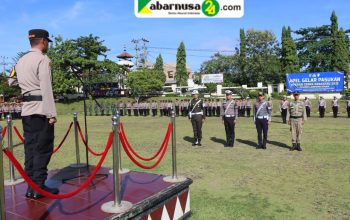 Apel Gelar Pasukan Oprasi Zebra Krakatau 2025 Resmi Dimulai, Fokuskan Penindakan 8 Pelanggaran Utama  Lampung Utara –  Polres Lampung Utara secara resmi menggelar Apel Gelar Pasukan Operasi Zebra Krakatau 2025 pada Senin (17/11)25).   Kegiatan yang berlangsung di halaman Mapolres Lampung Utara ini menjadi tanda dimulainya operasi kepolisian terpusat yang akan berlangsung selama dua pekan, mulai 17 hingga 30 November 2025, dengan fokus meningkatkan disiplin dan keselamatan berlalu lintas masyarakat.  Upacara gelar pasukan dipimpin oleh Kapolres Lampung Utara AKBP Deddy Kurniawan dan dihadiri jajaran Forkopimda, pejabat utama dan diikuti oleh seluruh personel yang terlibat dalam operasi, termasuk perwakilan dari unsur TNI, Dinas Perhubungan, Satpol PP, Jasa Raharja serta berbagai elemen masyarakat.   Dalam amanatnya, Kapolres Lampung Utara menyampaikan bahwa pelaksanaan Operasi Zebra tahun ini menitikberatkan pada langkah preventif, preemtif, dan penegakan hukum secara selektif prioritas.  “Operasi Zebra Krakatau 2025 tidak hanya berfokus pada penindakan pelanggaran, tetapi juga mengedepankan edukasi kepada masyarakat. Keselamatan di jalan adalah tanggung jawab bersama. Kami berharap, melalui operasi ini, angka pelanggaran dan kecelakaan di Lampung Utara dapat ditekan secara signifikan,” tegas Kapolres.  Operasi Zebra Krakatau 2025 mengutamakan penindakan terhadap pelanggaran lalu lintas yang dinilai paling sering menyebabkan kecelakaan. Di Polres Lampung Utara, terdapat delapan sasaran pelanggaran prioritas yaitu, Pengendara menggunakan handphone saat berkendara, Pengendara dalam pengaruh alkohol, Pengemudi di bawah umur, Pengendara yang melawan arus, Pengendara berboncengan lebih dari satu orang, Pengemudi melebihi batas kecepatan, Pengemudi tidak menggunakan helm atau safety belt dan Pengendara membawa muatan over dimension dan over load (ODOL).   Pelanggaran-pelanggaran tersebut dinilai sebagai faktor pemicu kecelakaan paling tinggi, terutama di jalur utama Lampung Utara yang dikenal ramai dan dilintasi kendaraan berat.  Kapolres Lampung Utara menyampaikan bahwa pihaknya akan menempatkan personel di titik-titik rawan kecelakaan, seperti Jalan Lintas Sumatra (Jalinsum), kawasan perkotaan, persimpangan padat, serta sekitar area sekolah.  “Selain melakukan penindakan, kami juga menggelar sosialisasi langsung di jalan, menyebar brosur imbauan, hingga memberikan edukasi ke sekolah-sekolah yang rawan terdapat pengemudi pemula atau pengendara di bawah umur,” jelasnya.   Dalam pelaksanaan Operasi Zebra Krakatau 2025 ini, Kapolres menegaskan bahwa seluruh personel harus mengedepankan pendekatan humanis namun tetap tegas terhadap pelanggaran yang berpotensi membahayakan keselamatan.  “Kami tidak ingin operasi ini dipandang sebagai kegiatan mencari-cari kesalahan masyarakat. Justru kami ingin membangun budaya tertib melalui pendekatan persuasif dan edukatif. Namun untuk pelanggaran fatal, petugas wajib bertindak tegas,” ujar Kapolres.  Selain itu, pemantauan juga dilakukan melalui patroli rutin dan patroli mobile untuk mengantisipasi pelanggaran pada jam-jam tertentu, seperti pagi hari saat aktivitas sekolah dan sore hari di kawasan pasar.(ris/arson)