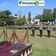 Apel Gelar Pasukan Oprasi Zebra Krakatau 2025 Resmi Dimulai, Fokuskan Penindakan 8 Pelanggaran Utama Lampung Utara - Polres Lampung Utara secara resmi menggelar Apel Gelar Pasukan Operasi Zebra Krakatau 2025 pada Senin (17/11)25). Kegiatan yang berlangsung di halaman Mapolres Lampung Utara ini menjadi tanda dimulainya operasi kepolisian terpusat yang akan berlangsung selama dua pekan, mulai 17 hingga 30 November 2025, dengan fokus meningkatkan disiplin dan keselamatan berlalu lintas masyarakat. Upacara gelar pasukan dipimpin oleh Kapolres Lampung Utara AKBP Deddy Kurniawan dan dihadiri jajaran Forkopimda, pejabat utama dan diikuti oleh seluruh personel yang terlibat dalam operasi, termasuk perwakilan dari unsur TNI, Dinas Perhubungan, Satpol PP, Jasa Raharja serta berbagai elemen masyarakat. Dalam amanatnya, Kapolres Lampung Utara menyampaikan bahwa pelaksanaan Operasi Zebra tahun ini menitikberatkan pada langkah preventif, preemtif, dan penegakan hukum secara selektif prioritas. “Operasi Zebra Krakatau 2025 tidak hanya berfokus pada penindakan pelanggaran, tetapi juga mengedepankan edukasi kepada masyarakat. Keselamatan di jalan adalah tanggung jawab bersama. Kami berharap, melalui operasi ini, angka pelanggaran dan kecelakaan di Lampung Utara dapat ditekan secara signifikan,” tegas Kapolres. Operasi Zebra Krakatau 2025 mengutamakan penindakan terhadap pelanggaran lalu lintas yang dinilai paling sering menyebabkan kecelakaan. Di Polres Lampung Utara, terdapat delapan sasaran pelanggaran prioritas yaitu, Pengendara menggunakan handphone saat berkendara, Pengendara dalam pengaruh alkohol, Pengemudi di bawah umur, Pengendara yang melawan arus, Pengendara berboncengan lebih dari satu orang, Pengemudi melebihi batas kecepatan, Pengemudi tidak menggunakan helm atau safety belt dan Pengendara membawa muatan over dimension dan over load (ODOL). Pelanggaran-pelanggaran tersebut dinilai sebagai faktor pemicu kecelakaan paling tinggi, terutama di jalur utama Lampung Utara yang dikenal ramai dan dilintasi kendaraan berat. Kapolres Lampung Utara menyampaikan bahwa pihaknya akan menempatkan personel di titik-titik rawan kecelakaan, seperti Jalan Lintas Sumatra (Jalinsum), kawasan perkotaan, persimpangan padat, serta sekitar area sekolah. “Selain melakukan penindakan, kami juga menggelar sosialisasi langsung di jalan, menyebar brosur imbauan, hingga memberikan edukasi ke sekolah-sekolah yang rawan terdapat pengemudi pemula atau pengendara di bawah umur,” jelasnya. Dalam pelaksanaan Operasi Zebra Krakatau 2025 ini, Kapolres menegaskan bahwa seluruh personel harus mengedepankan pendekatan humanis namun tetap tegas terhadap pelanggaran yang berpotensi membahayakan keselamatan. “Kami tidak ingin operasi ini dipandang sebagai kegiatan mencari-cari kesalahan masyarakat. Justru kami ingin membangun budaya tertib melalui pendekatan persuasif dan edukatif. Namun untuk pelanggaran fatal, petugas wajib bertindak tegas,” ujar Kapolres. Selain itu, pemantauan juga dilakukan melalui patroli rutin dan patroli mobile untuk mengantisipasi pelanggaran pada jam-jam tertentu, seperti pagi hari saat aktivitas sekolah dan sore hari di kawasan pasar.(ris/arson)