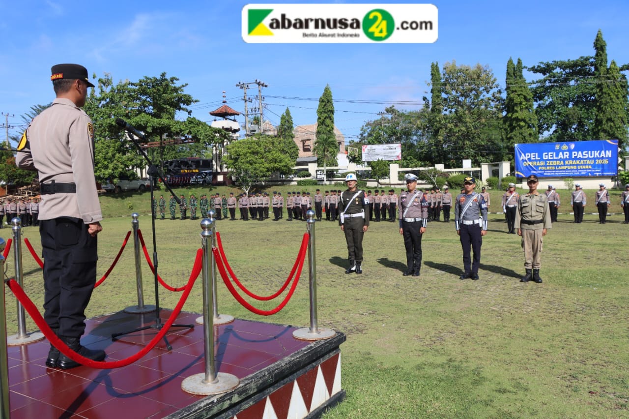 Apel Gelar Pasukan Oprasi Zebra Krakatau 2025 Resmi Dimulai, Fokuskan Penindakan 8 Pelanggaran Utama Lampung Utara - Polres Lampung Utara secara resmi menggelar Apel Gelar Pasukan Operasi Zebra Krakatau 2025 pada Senin (17/11)25). Kegiatan yang berlangsung di halaman Mapolres Lampung Utara ini menjadi tanda dimulainya operasi kepolisian terpusat yang akan berlangsung selama dua pekan, mulai 17 hingga 30 November 2025, dengan fokus meningkatkan disiplin dan keselamatan berlalu lintas masyarakat. Upacara gelar pasukan dipimpin oleh Kapolres Lampung Utara AKBP Deddy Kurniawan dan dihadiri jajaran Forkopimda, pejabat utama dan diikuti oleh seluruh personel yang terlibat dalam operasi, termasuk perwakilan dari unsur TNI, Dinas Perhubungan, Satpol PP, Jasa Raharja serta berbagai elemen masyarakat. Dalam amanatnya, Kapolres Lampung Utara menyampaikan bahwa pelaksanaan Operasi Zebra tahun ini menitikberatkan pada langkah preventif, preemtif, dan penegakan hukum secara selektif prioritas. “Operasi Zebra Krakatau 2025 tidak hanya berfokus pada penindakan pelanggaran, tetapi juga mengedepankan edukasi kepada masyarakat. Keselamatan di jalan adalah tanggung jawab bersama. Kami berharap, melalui operasi ini, angka pelanggaran dan kecelakaan di Lampung Utara dapat ditekan secara signifikan,” tegas Kapolres. Operasi Zebra Krakatau 2025 mengutamakan penindakan terhadap pelanggaran lalu lintas yang dinilai paling sering menyebabkan kecelakaan. Di Polres Lampung Utara, terdapat delapan sasaran pelanggaran prioritas yaitu, Pengendara menggunakan handphone saat berkendara, Pengendara dalam pengaruh alkohol, Pengemudi di bawah umur, Pengendara yang melawan arus, Pengendara berboncengan lebih dari satu orang, Pengemudi melebihi batas kecepatan, Pengemudi tidak menggunakan helm atau safety belt dan Pengendara membawa muatan over dimension dan over load (ODOL). Pelanggaran-pelanggaran tersebut dinilai sebagai faktor pemicu kecelakaan paling tinggi, terutama di jalur utama Lampung Utara yang dikenal ramai dan dilintasi kendaraan berat. Kapolres Lampung Utara menyampaikan bahwa pihaknya akan menempatkan personel di titik-titik rawan kecelakaan, seperti Jalan Lintas Sumatra (Jalinsum), kawasan perkotaan, persimpangan padat, serta sekitar area sekolah. “Selain melakukan penindakan, kami juga menggelar sosialisasi langsung di jalan, menyebar brosur imbauan, hingga memberikan edukasi ke sekolah-sekolah yang rawan terdapat pengemudi pemula atau pengendara di bawah umur,” jelasnya. Dalam pelaksanaan Operasi Zebra Krakatau 2025 ini, Kapolres menegaskan bahwa seluruh personel harus mengedepankan pendekatan humanis namun tetap tegas terhadap pelanggaran yang berpotensi membahayakan keselamatan. “Kami tidak ingin operasi ini dipandang sebagai kegiatan mencari-cari kesalahan masyarakat. Justru kami ingin membangun budaya tertib melalui pendekatan persuasif dan edukatif. Namun untuk pelanggaran fatal, petugas wajib bertindak tegas,” ujar Kapolres. Selain itu, pemantauan juga dilakukan melalui patroli rutin dan patroli mobile untuk mengantisipasi pelanggaran pada jam-jam tertentu, seperti pagi hari saat aktivitas sekolah dan sore hari di kawasan pasar.(ris/arson)