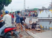 Truk Pengangkut Minuman Keras Terguling di Jalur Pantura Jangga Losarang Akibat Pecah Ban