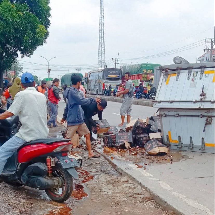 Truk Pengangkut Minuman Keras Terguling di Jalur Pantura Jangga Losarang Akibat Pecah Ban