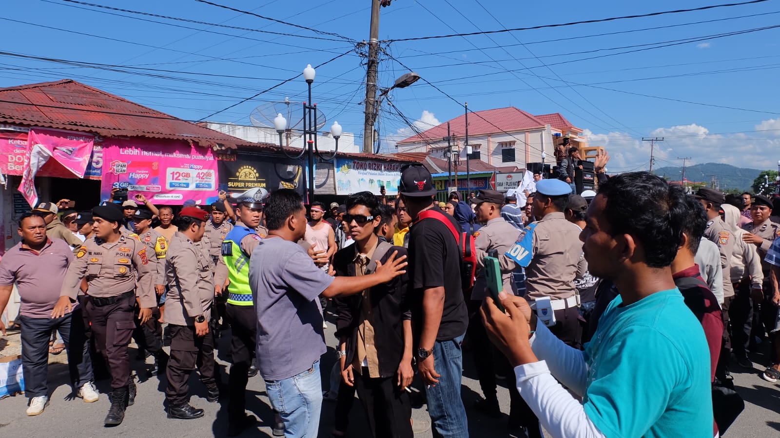Demo “Gerakan Tapteng Baru untuk Perubahan” Ricuh, Orator Teriakkan Seruan Lempar Mobil di Depan Rumah Mantan Bupati