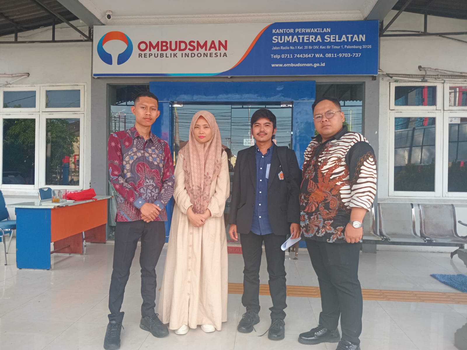 Diskriminasi, Guru Honorer SMA Negeri 9 Palembang Bersama Kuasa Hukumnya Datangi Ombudsman