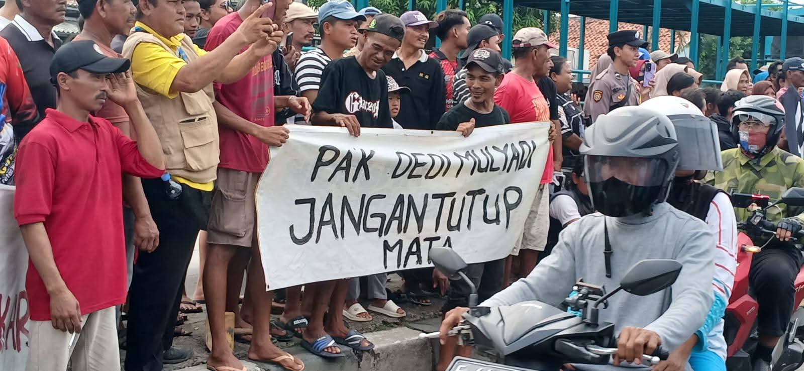 Ratusan Warga Eretan Wetan Gelar Aksi Damai: Tuntut Penanganan Serius Banjir Rob di Pesisir Indramayu