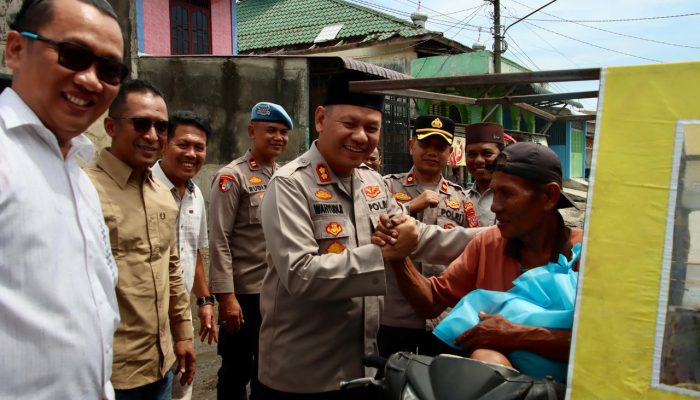 Kapolres Pelabuhan Belawan Beri Bantuan Sembako untuk Warga Terdampak Banjir Rob