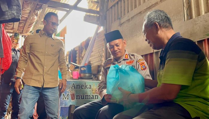 Kapolres Pelabuhan Belawan Beri Bantuan Sembako untuk Warga Terdampak Banjir Rob