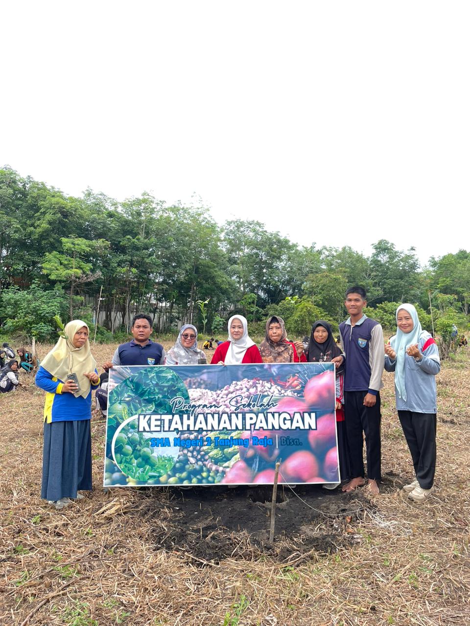 SMA N 2 Tanjung Raja Gelar Penanaman Bibit Jeruk Untuk Mendukung Program Ketahanan Pangan