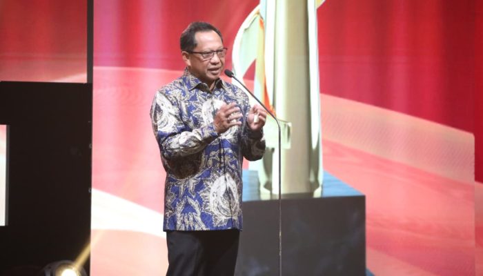 Mampu Jaga Sinergi Pusat-Daerah, Mendagri Tito Raih Penghargaan Pemimpin Luar Biasa “Indonesia Kita Awards”