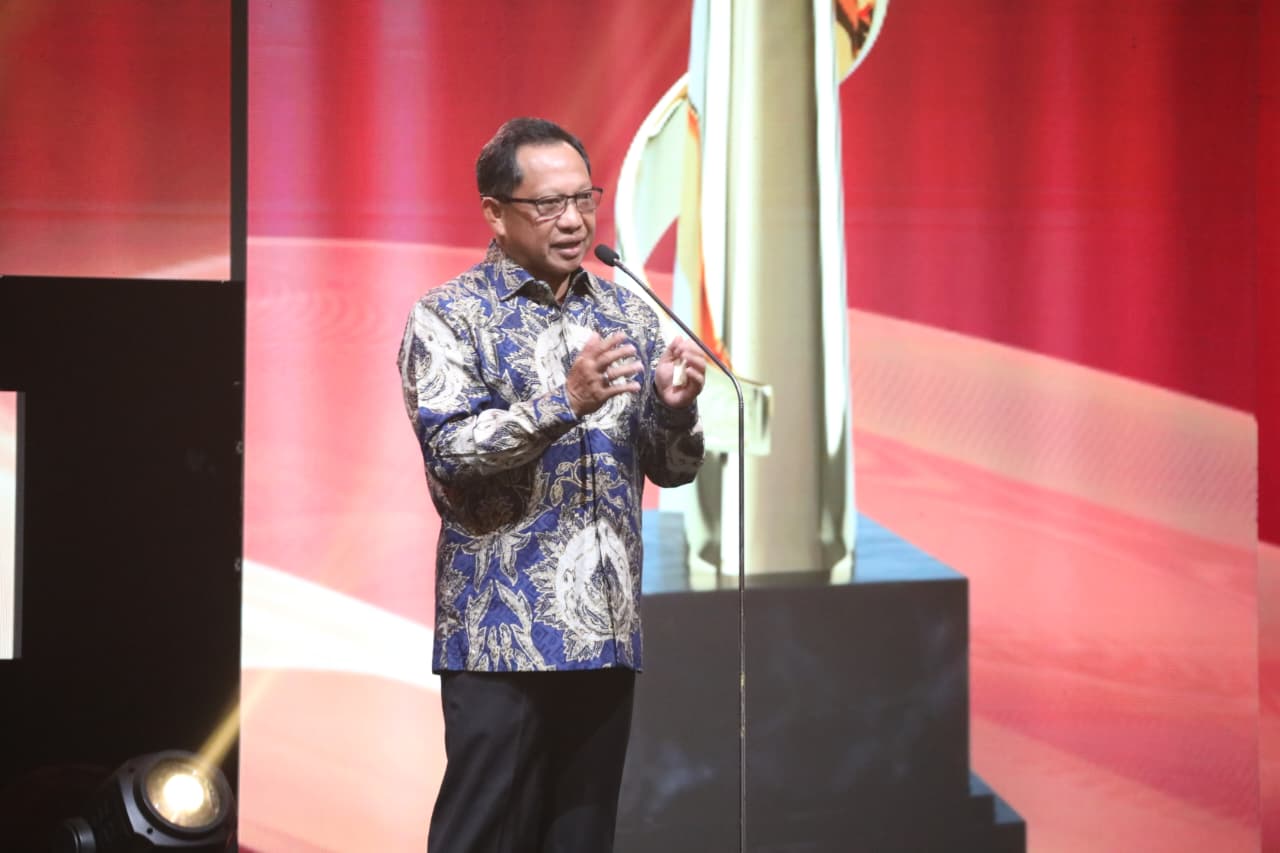 Mampu Jaga Sinergi Pusat-Daerah, Mendagri Tito Raih Penghargaan Pemimpin Luar Biasa "Indonesia Kita Awards"