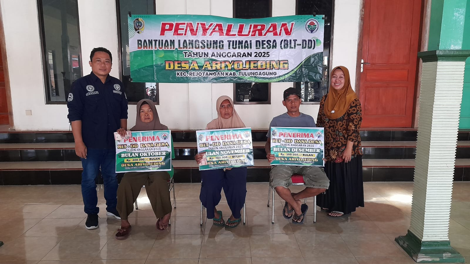 Mengurangangi Angka Kemiskinan, Pemdes Aryojeding Salurkan Bantuan BLT, Bulan Oktober-Desember
