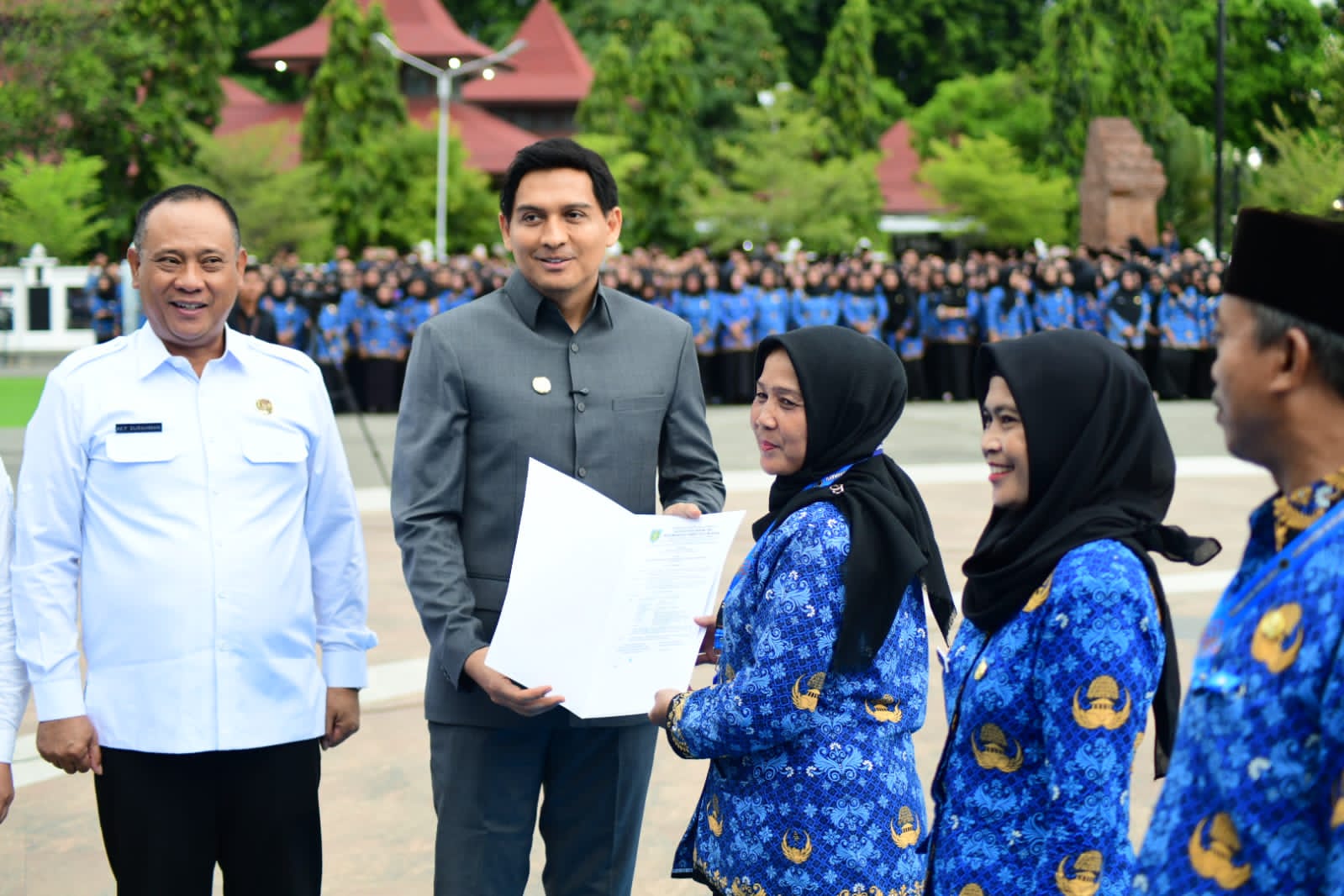 Bupati Indramayu Serahkan SK Pengangkatan kepada 4.733 Tenaga PPPK Paruh Waktu