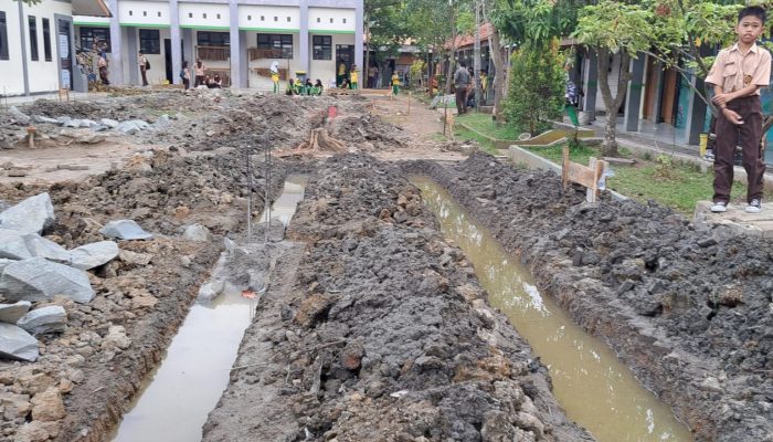 Proyek Revitalisasi SDN 01Sukaraya Amburadul Dikhawatirkan Cacat Mutu