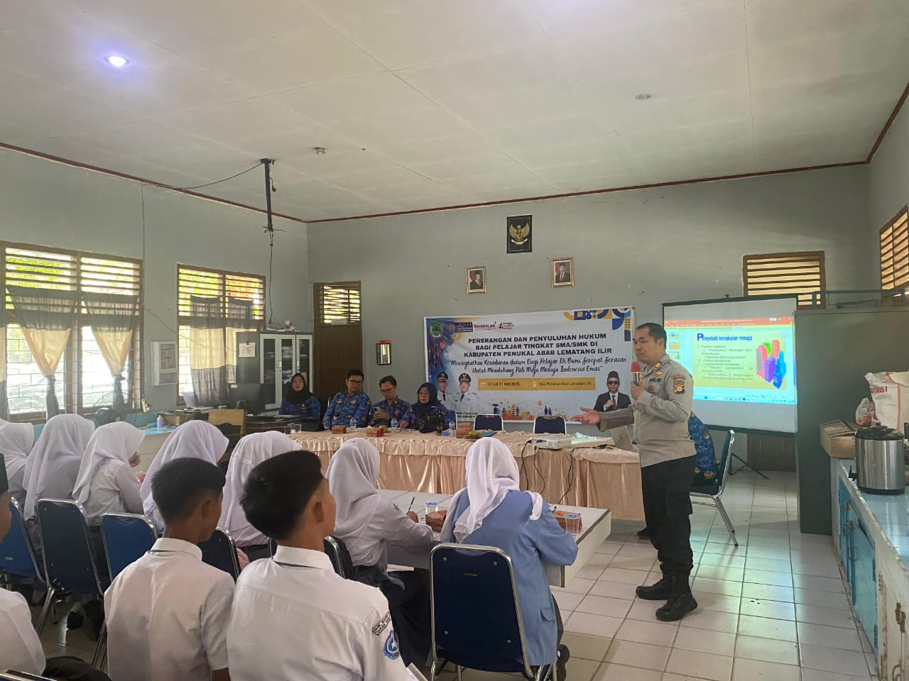 KASAT BINMAS POLRES PALI MENJADI NARASUMBER DALAM KEGIATAN PENYULUHAN HUKUM BAGI PELAJAR TINGKAT SMA/SMK/MAN SE-KECAMATAN TANAH ABANG