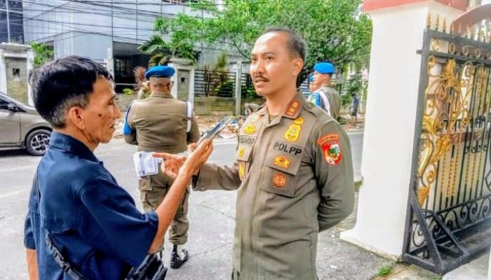 Kacaukan Drainase, Puluhan Lapak Kayu Dibongkar di Jalan Mustika