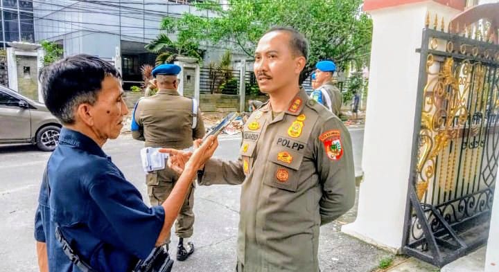 Kacaukan Drainase, Puluhan Lapak Kayu Dibongkar di Jalan Mustika