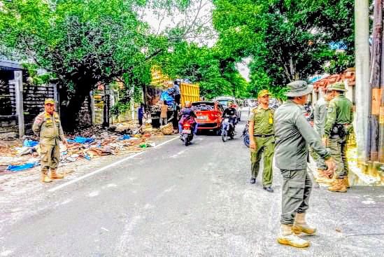 Kacaukan Drainase, Puluhan Lapak Kayu Dibongkar di Jalan Mustika Kacaukan Drainase, Puluhan Lapak Kayu Dibongkar di Jalan Mustika