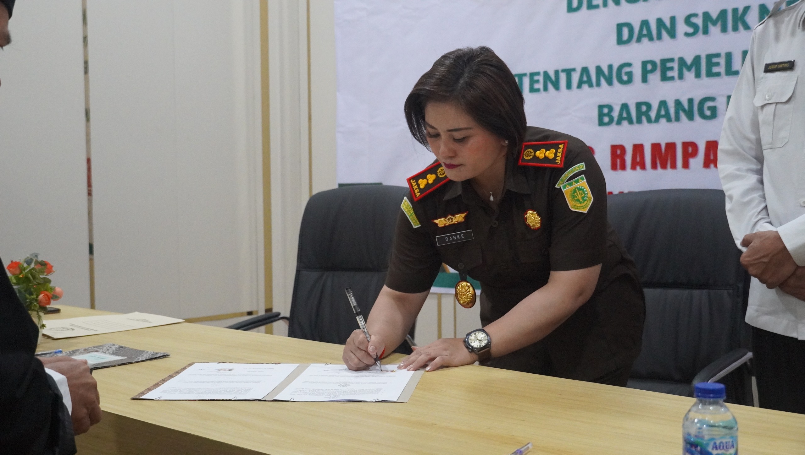 Kejaksaan Negeri Karo Teken Perjanjian Kerja Sama dengan SMK Negeri 1 Merdeka dan SMK Negeri 1 Merek