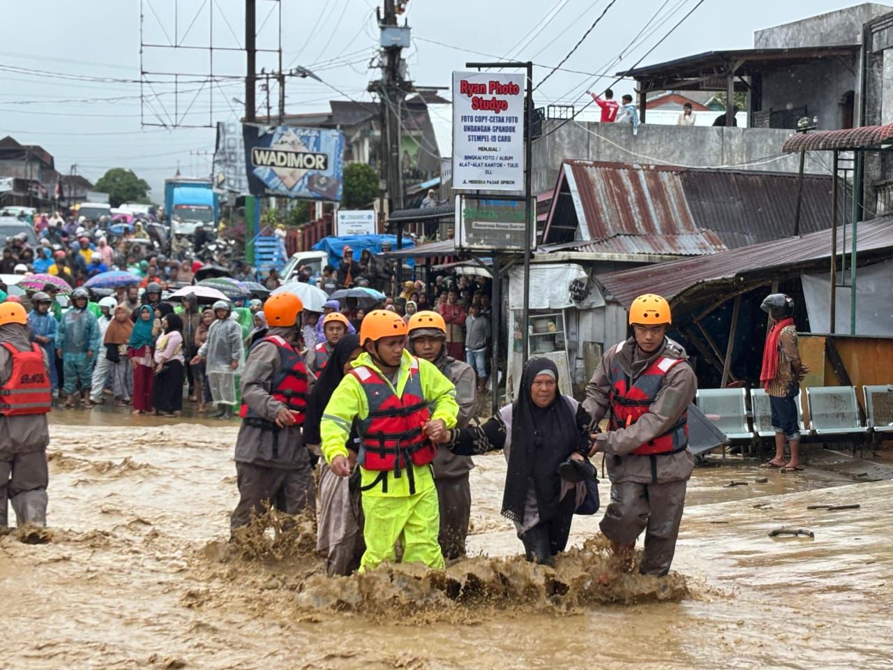 Polda Sumut Kerahkan 345 Personel Brimob Tangani Bencana di Delapan Wilayah Terdampak