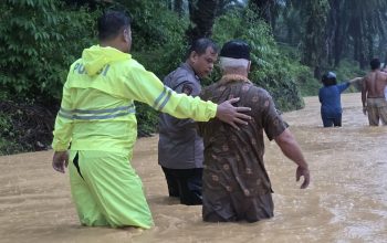 Curah Hujan Tinggi Sebabkan Banjir di Pangkalan Brandan, Polres Langkat Lakukan Penanganan Cepat