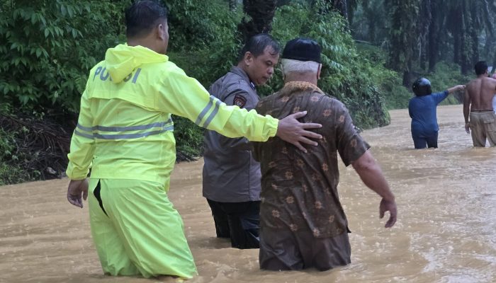 Curah Hujan Tinggi Sebabkan Banjir di Pangkalan Brandan, Polres Langkat Lakukan Penanganan Cepat