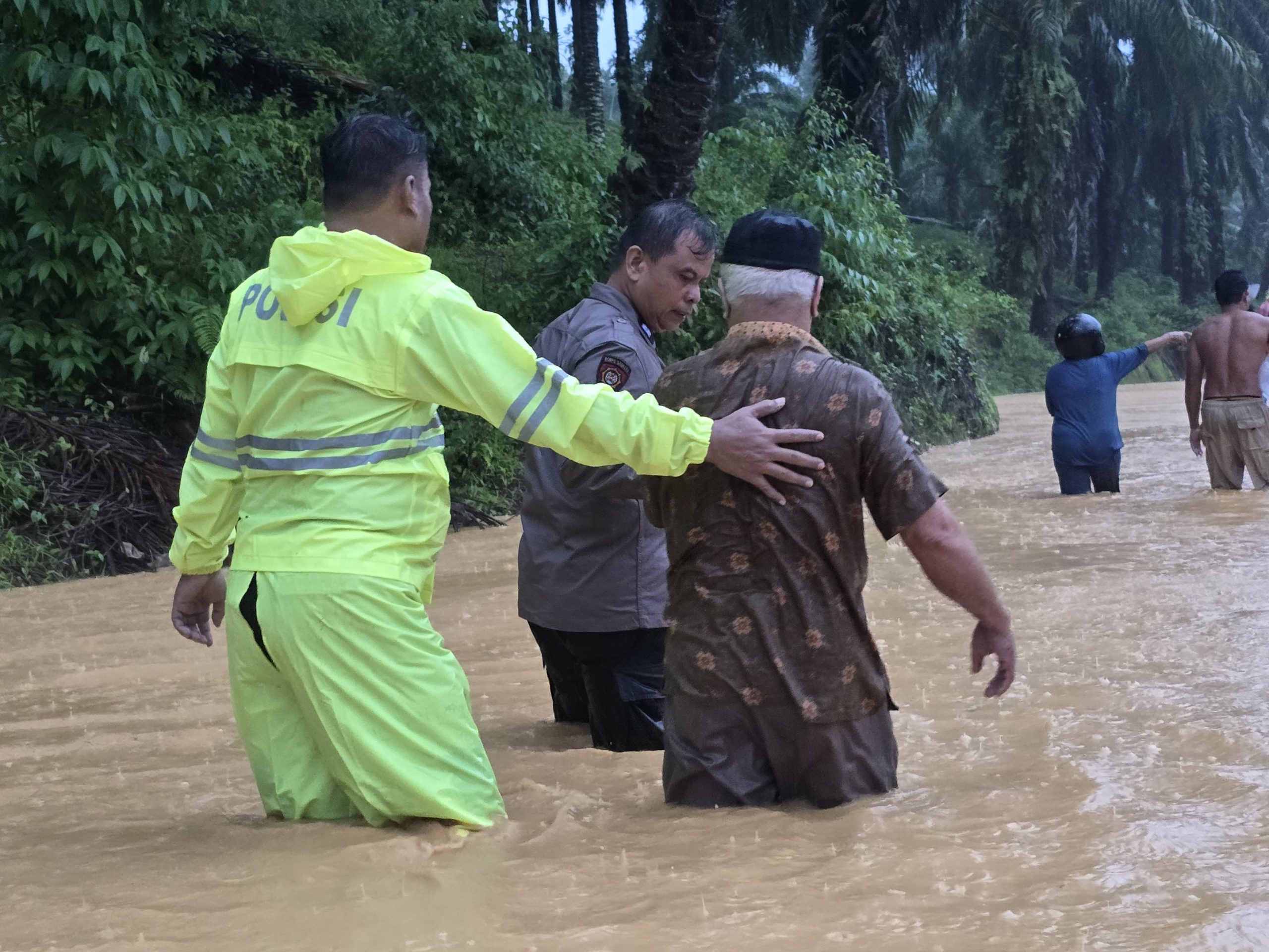 Curah Hujan Tinggi Sebabkan Banjir di Pangkalan Brandan, Polres Langkat Lakukan Penanganan Cepat