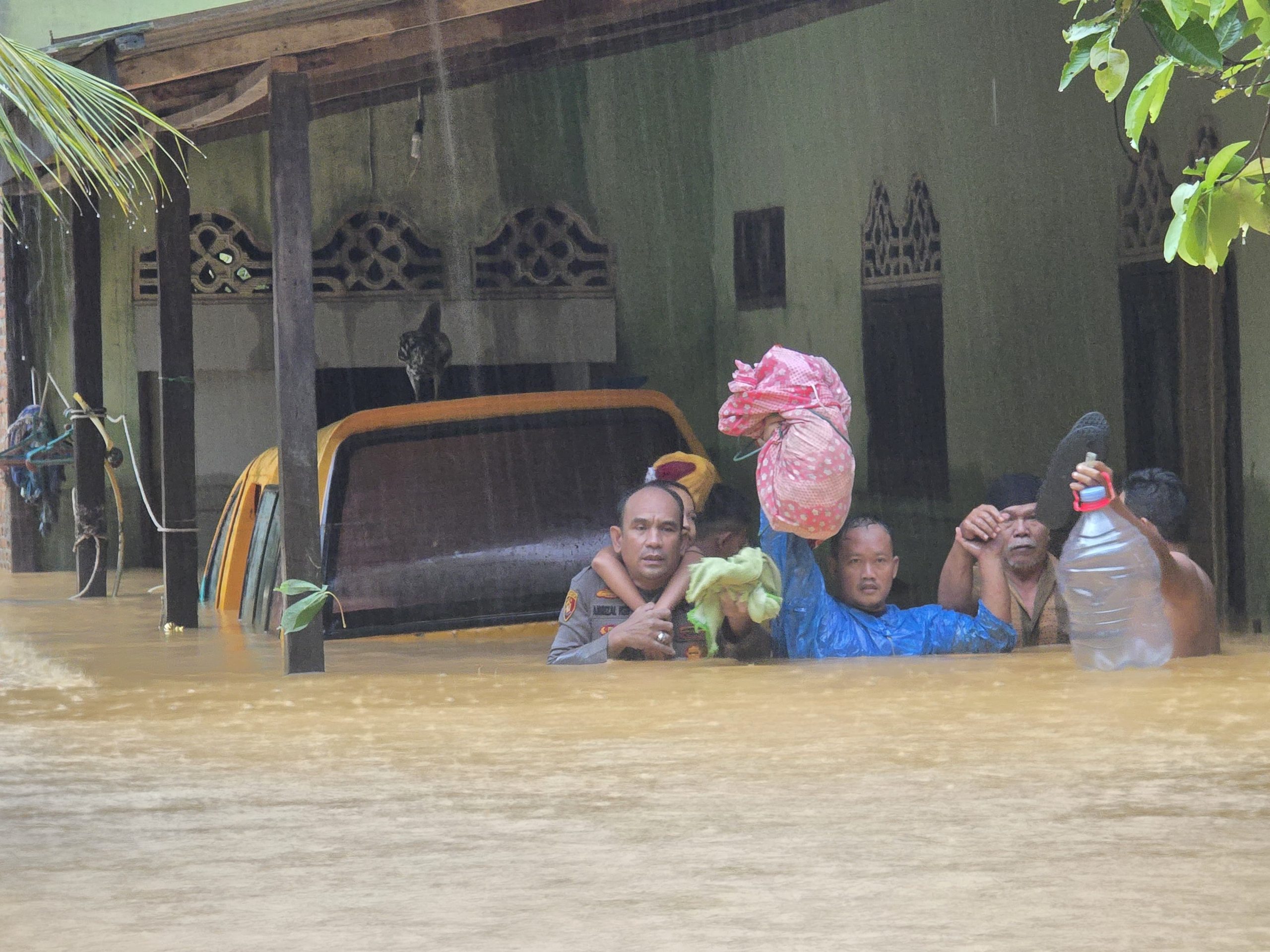 Curah Hujan Tinggi Sebabkan Banjir di Pangkalan Brandan, Polres Langkat Lakukan Penanganan Cepat