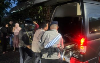 Bukti Nyata, Brimob Gerak Cepat Bantu Laka Lantas di Jalan Raya Bogor- Jakarta
